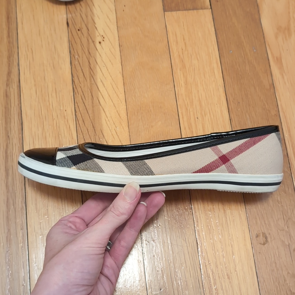 Burberry Nova check Canvas Flats with Black Patent Leather Cap Toe - Picture 2 of 13